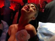 Bella Hadid kokietuje w seksownej sukience